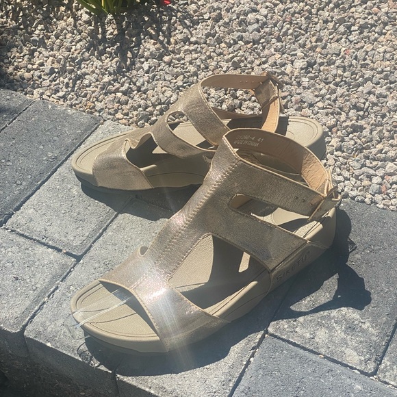 Siketu Gold Flat Sandal Size 10 - Picture 3 of 8
